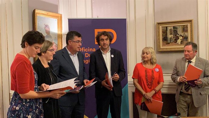 Presentación en Les Corts de la Memria de la Oficina de Drets Lingüístics de 2018