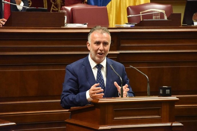 El presidente de Canarias, Ángel Víctor Torres, interviene desde la tribuna en el Parlamento de Canarias