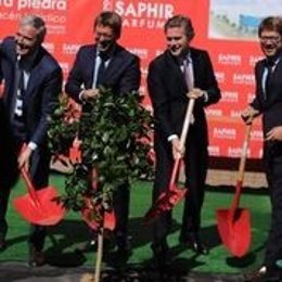 El alcalde pone la primera piedra de la ampliación de la empresa Saphir Farfums