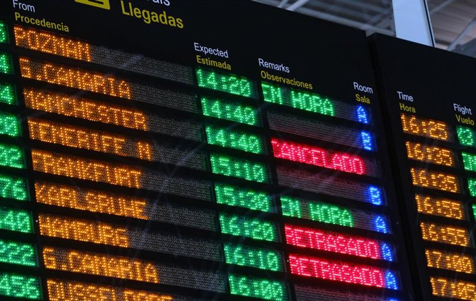 Paneles luminosos con rótulos de vuelos cancelados o retrasados en el aeropuerto de Fuerteventura (Canarias),  horas después de que la compañía británica de viajes Thomas Cook anunciase su quiebra, a 23 de septiembre de 2019