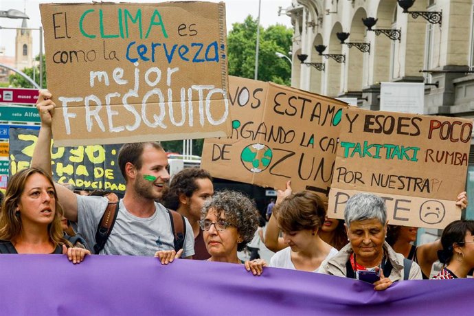 Sentada ecofeminista por el clima frente al Congreso