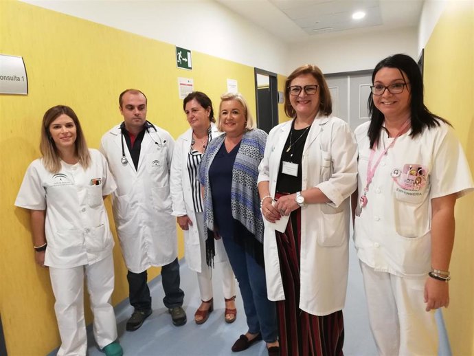 La delegada de Salud, Manuela Caro, y la directora del Hospital Infanta Elena, Paloma Hergueta.