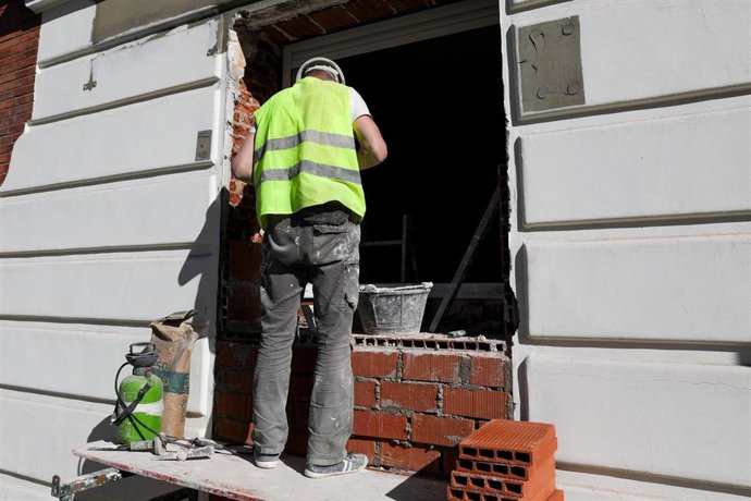 Un trabajador coloca ladrillos en una fachada en Madrid, en una imagen de archivo.