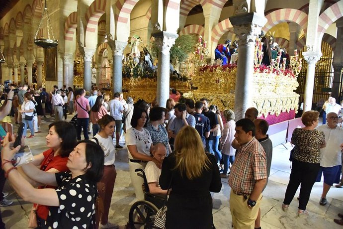 Turistas y cordobeses durante la visita a la Magna Nazarena en la Mezquita-Catedral de Córdoba