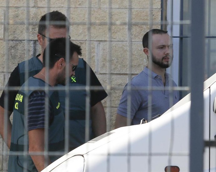 Registro de la Guardia Civil en la nave de Magrudis junto a sus propietarios, en la imagen uno de los hijos del propietario (id)