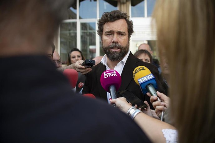 El portavoz de Vox en el Congreso de los Diputados, Iván Espinosa de los Monteros ofrece declaraciones a los medios de comunicación