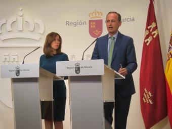 ANA BELÉN CASTEJÓN JUNTO AL CONSEJERO DE PRESIDENC