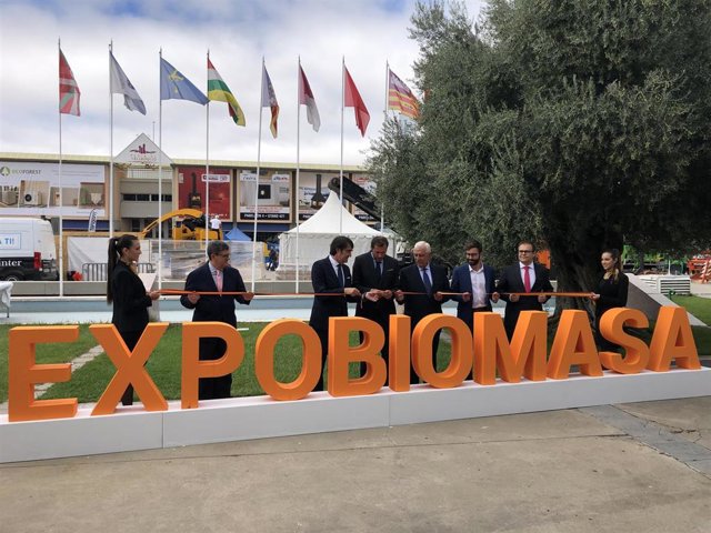 Autoridades inauguran la feria Expobiomasa.
