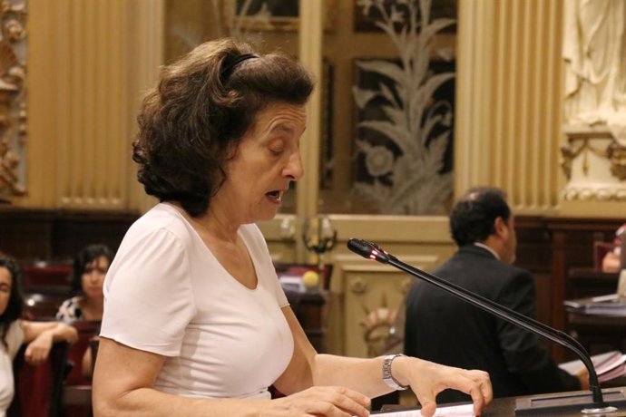 Fina Santiago en el ple del Parlament.