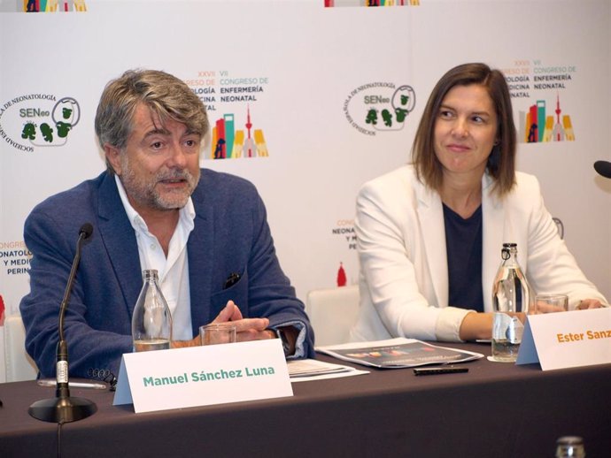 Los neonatólogos Manuel Sánchez Luna y Ester Sanz durante su intervención.