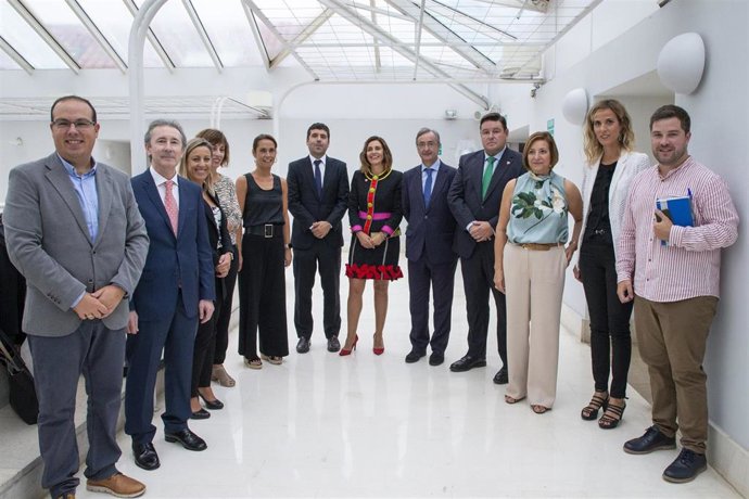 La consejera de Presidencia, Interior, Justicia y Acción Exterior, Paula Fernández, junto a su equipo antes de exponer en el Parlamento regional los proyectos para esta legislatura