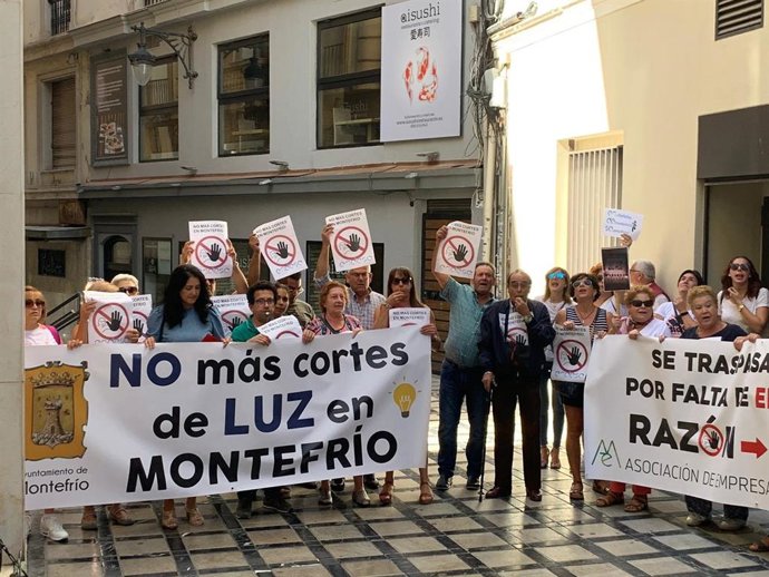 Vecinos de Montefrío se concentran contra los cortes de luz