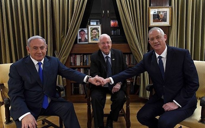 Benny Gantz y Benjamin Netanyahu se estrechan las manos en la residencia oficial del presidente israelí, Reuven Rivlin