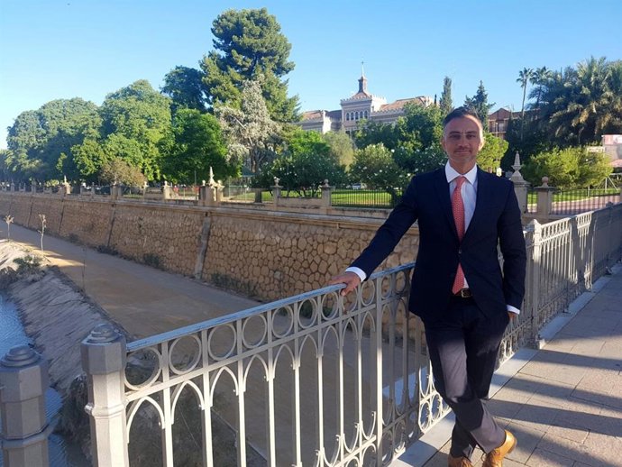 El portavoz de la Representación de la Comisión Europea en España, Ioannis Virvilis, junto al Río Segura en Murcia