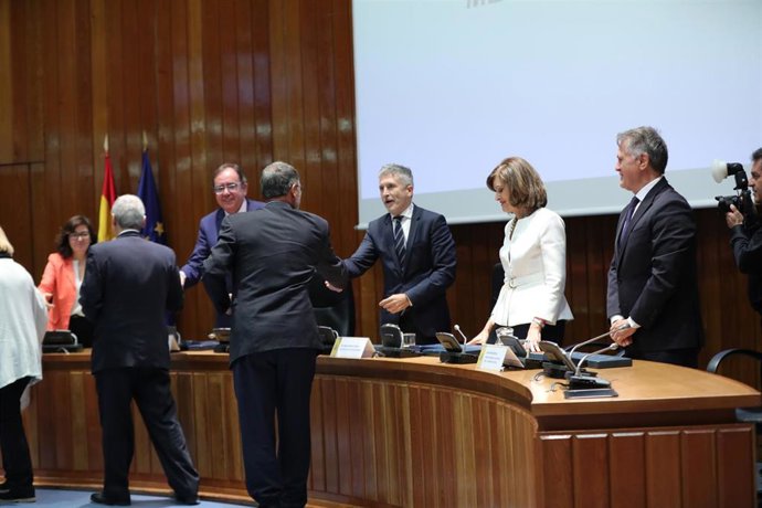 Acto de entrega de las medallas que se conceden con motivo de la Festividad de Nuestra Señora de La Merced y presidido por el ministro de Interior en funciones, Fernando Grande-Marlaska (3i) junto a la secretaria de Estado de Seguridad, Ana Botella Góme