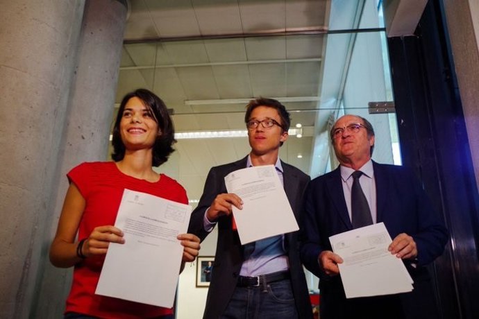 La portavoz de Unidas Podemos, Isa Serra, su homólogo de Más Madrid, Iñigo Errejón, y el portavoz de PSOE, Ángel Gabilondo, registran la petición para crear la comisión de investigación sobre Avalmadrid en la Asamblea.