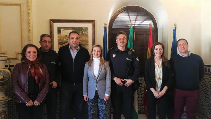 Acuerdo con sindicatos para la convocatoria de plazas de Policía Local en Alcalá de Guadaíra. La alcaldesa ha indicado que una de las apuestas de su gobierno es reforzarla para lograr una mayor presencia de efectivos en las calles.