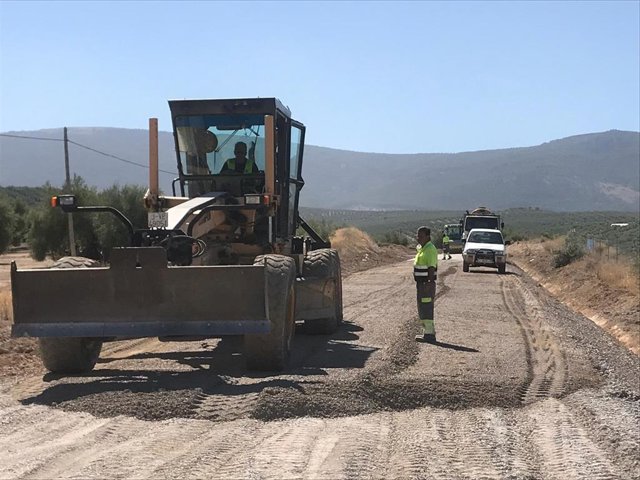 Obras en la vía de servicio de la A-316 entre Mancha Real y Torrequebradilla