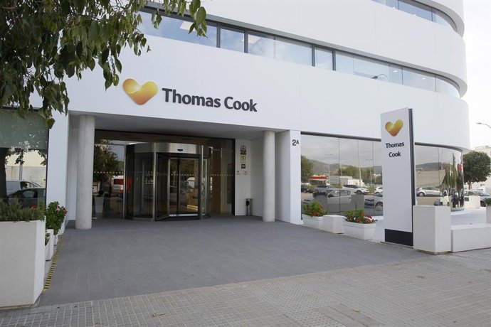 Imatge de les oficines de la companyia de viajesThomas Cook a  Palma de Mallorca (Balears), hores després que l'empresa britnica anunciés la seva fallida i que varis dels seus vols anessin cancellats, a 23 de setembre de 2019.