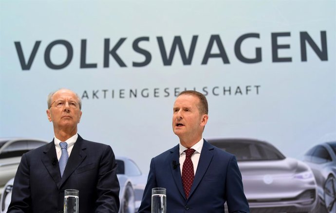 FILED - 13 April 2018, Lower Saxony, Wolfsburg: Chairman of the Board of Management of Volkswagen AG Herbert Diess (R) and Chairman of the Supervisory Board of Volkswagen AG, Hans Dieter Potsch attend a press conference after after Volkswagen's Supervis