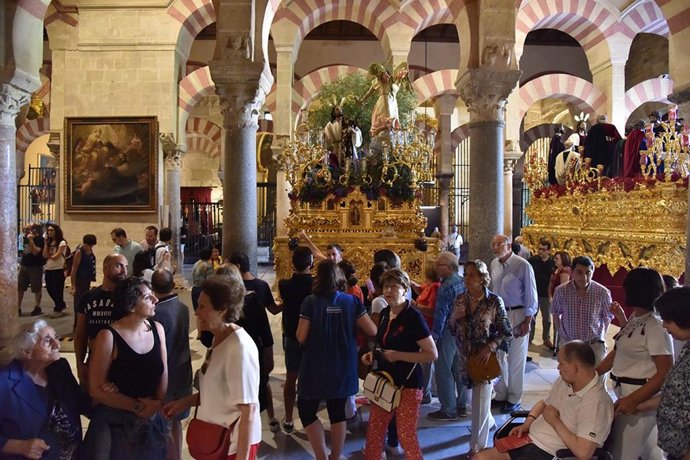 Asistentes a la exposición magna nazarena 'Por tu cruz redimiste al mundo'.