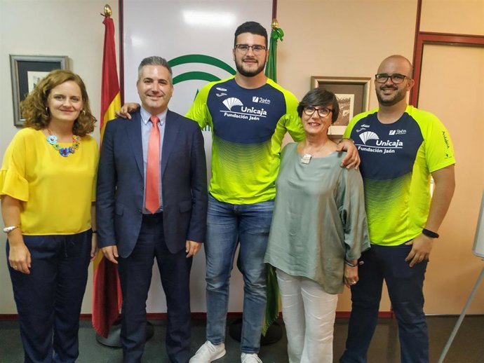 La Junta recibe al deportista jiennense Alberto González