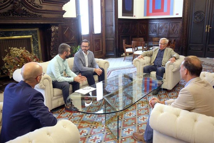 El alcalde de Palma, José Hila, vista el de Valencia, Joan Ribó.