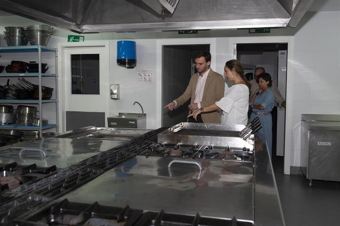 El diputado provincial de Educación, Daniel Moreno, ha realizado una visita a la Institución Provincial Fernando Quiñones