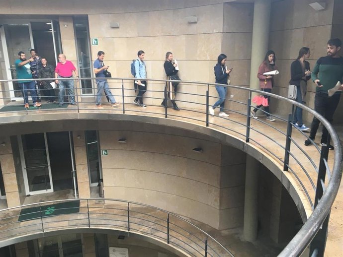 Los estudiantes de Architecture del CEU, en su recorrido por el edificio principal del Jardín Botánico de Valencia