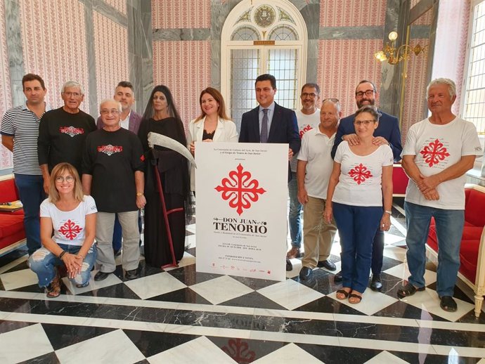 La consejera de Educación y Cultura, Esperanza Moreno, presenta, junto al alcalde de San Javier, José Miguel Luengo, la VI edición de Don Juan Tenorio. Sueño y realidad en el cementerio de San Javier.