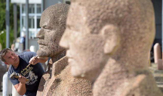 La subasta de seis estatuas de grandes proporciones de los dirigentes soviéticos Lenin y Stalin en la ciudad alemana de Gundelfingen an der Donau ha tenido que ser suspendida por falta de comprador a pesar d ela expectación previa generada