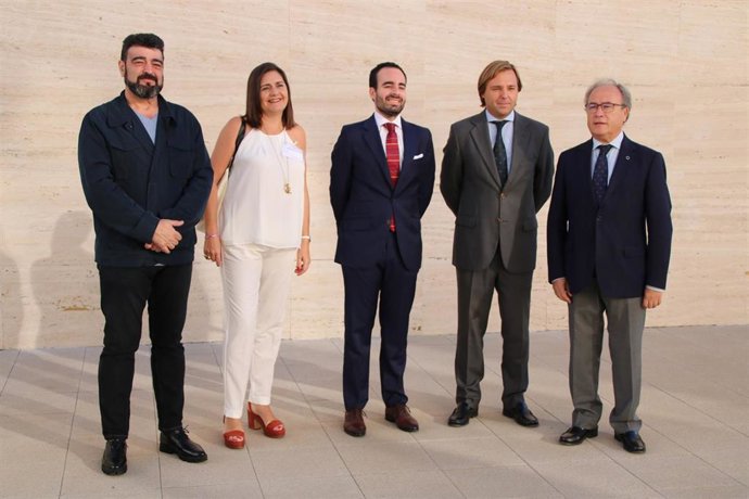 Repullo (segundo por la dcha.) en la inauguración de las mesas sectoriales