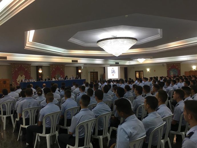 La ministra de Denfesa en funciones, Margarita Robles, se reúne con alumnos de la Academia del Aire de la Base Aérea de San Javier.
