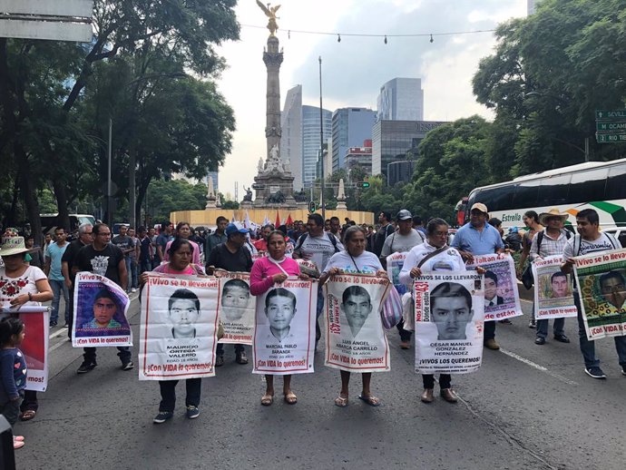 México.- Las familias de los 43 'normalistas' buscan romper los "pactos de silen