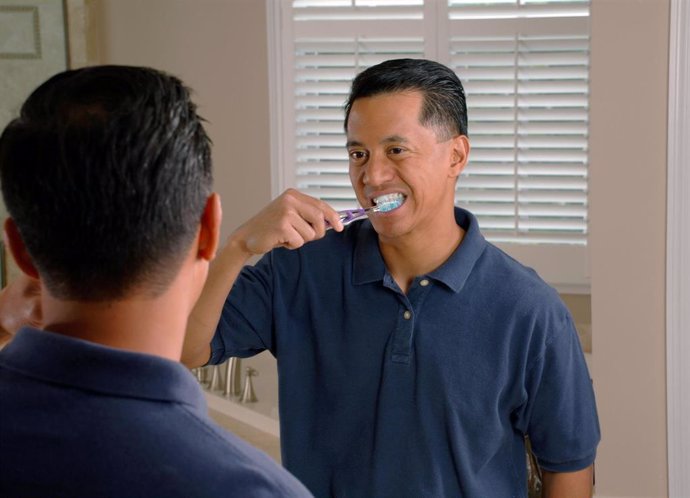 Los hombres con periodontitis, una enfermedad que consiste en la inflamación de las encías y de las estructuras que rodean y soportan al diente, tienen más riesgo de sufrir disfunción eréctil, por lo que un correcto cepillado de dientes y una adecuada h