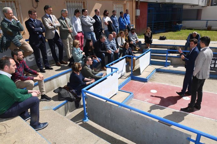 El secretario general del PSOE de Santander y portavoz socialista en el Ayuntamiento, Pedro Casares, con representantes de los clubes deportivos