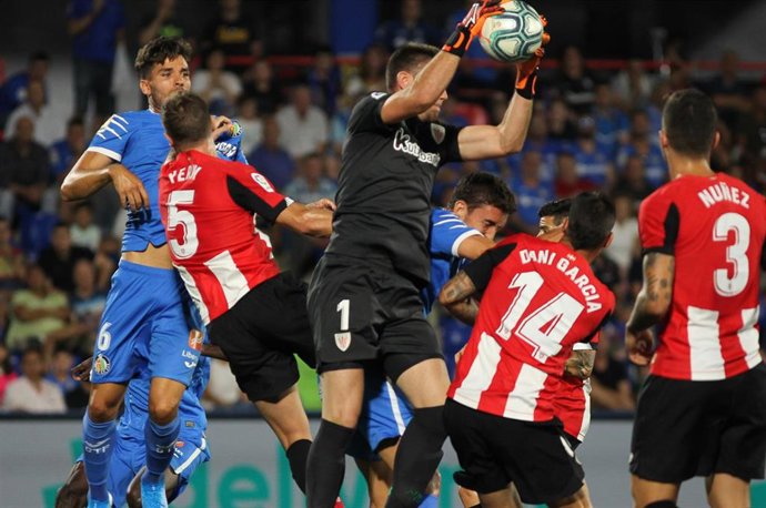 Unai Simón bloca un balón durante el Getafe-Athletic de LaLiga Santander 2019-2020