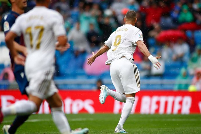 Karim Benzema celebra un gol del Real Madrid en el duelo ante el Levante de LaLiga Santander 2019-2020