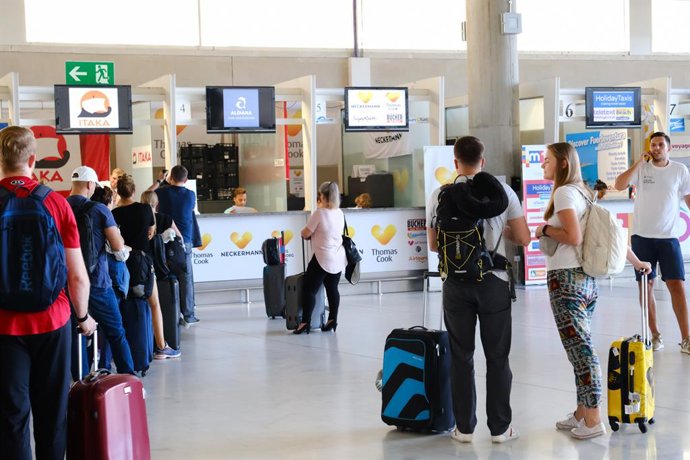 Varios turistas hacen cola frente a los mostradores de la compañía de viajesThomas Cook en el aeropuerto de Fuerteventura (Canarias), horas después de que la compañía británica anunciase su quiebra, a 23 de septiembre de 2019