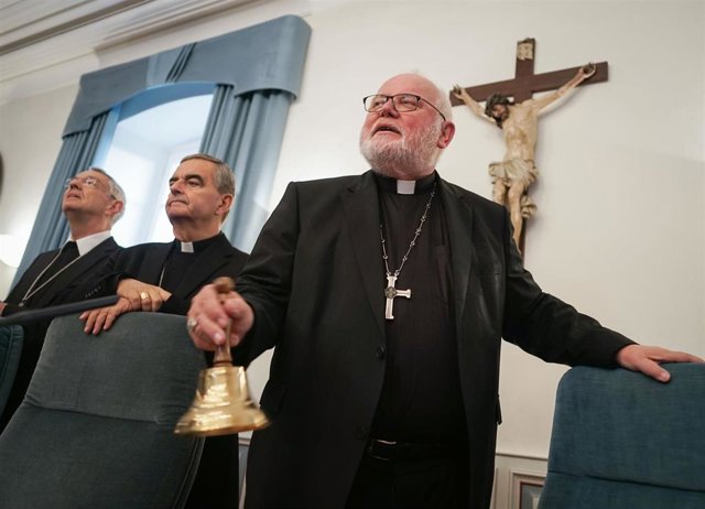 23 September 2019, Fulda: President of the German Bishops' Conference Cardinal Reinhard Marx (R) rings the bell at the beginning of the Autumn Plenary Assembly of the German Bishops' Conference, alongside Archbishop of Bamberg Ludwig Schick (L)and the Apo