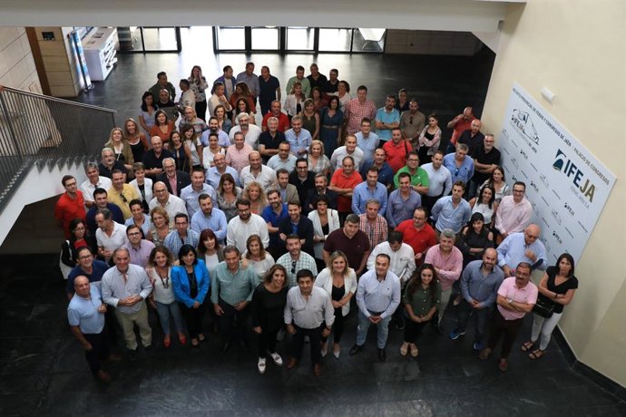 Díaz y Reyes, en el centro en primera fila, junto a reunión a alcaldes y portavoces del PSOE de Jaén.