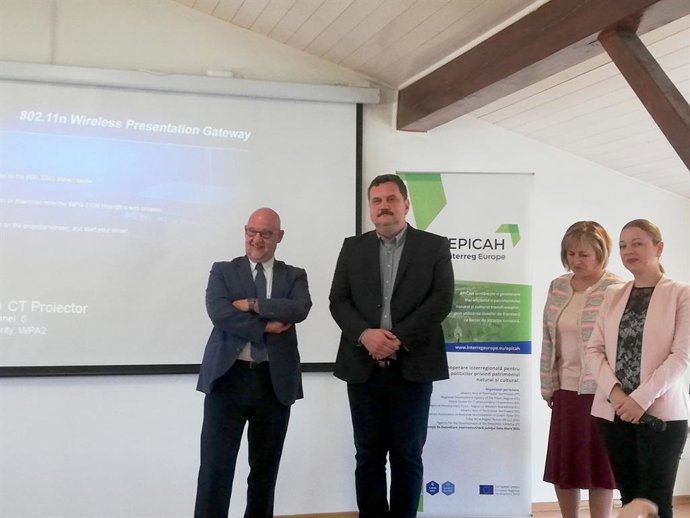 El secretario general del Eixo Atlántico, Xoán Vázquez, y la directora de la Estrategia Europea de la entidad, Marta Cabanas, se han desplazado a Satu Mare