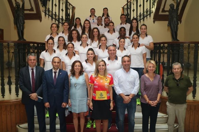 La Junta recibe a la selecciona nacional femenina de balonmano