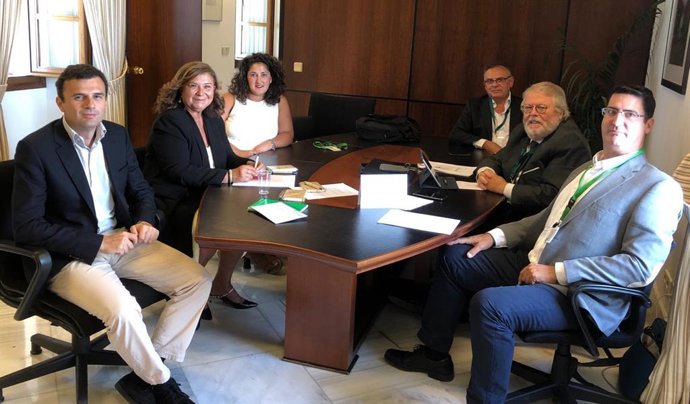 Los diputados Carmen Céspdes y Bruno García se reúnen con expertos de la Universidad de Cádiz.