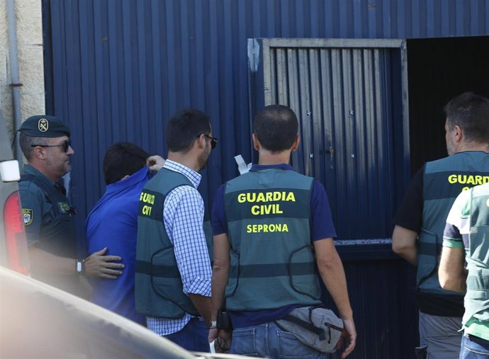 Registro de la Guardia Civil en la nave de Magrudis junto a sus propietarios