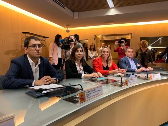 La presidenta de la Federación Empresarial Hotelera de Mallorca, Maria Frontera, y el presidente de la Agrupación de Cadenas Hoteleras de Baleares, Gabriel Llobera, participan en la reunión organizada por el Ministerio de Industria, Comercio y Turismo.