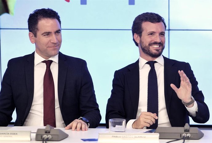 (I-D) El secretario general del Partido Popular, Teodoro García Egea y el presidente del PP, Pablo Casado, durante la primera reunión del Comité Ejecutivo Nacional del partido tras conocerse la previsión de elecciones para el 10-N, en Madrid (España), a