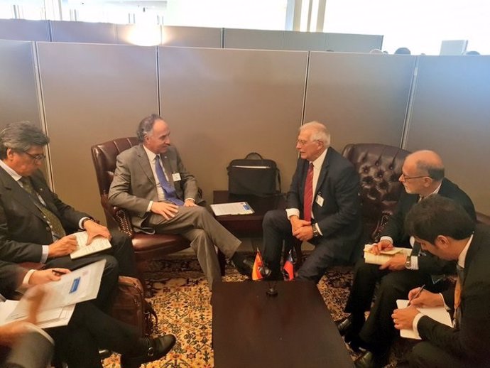 Los ministros de Asuntos Exteriores de Chile y España, Teodoro Ribera y Josep Borrell, reunidos en los márgenes de la Asamblea General de la ONU en Nueva York