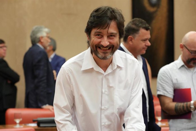 El diputado de Unidas Podemos, Rafael Mayoral, momentos antes de empezar la reunión de la Diputación Permanente del Congreso en la que se debate sobre el Open Arms, los incendios en Canarias y el brote de listeriosis.