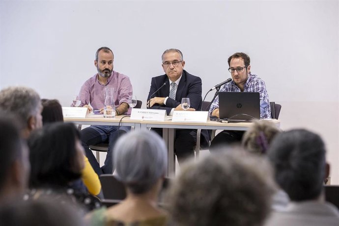 El alcalde de Pamplona, Enrique Maya, en el centro, el concejal delegado de Proyectos Estratégicos, Movilidad y Sostenibilidad, Fermín Alonso, y el director de Proyectos y Obras, Movilidad y Sostenibilidad, Alejandro Astibia, en una reunión con vecinos.